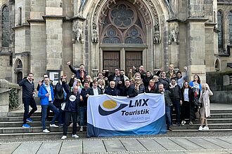 Ein Teil der Teilnehmer des LMX-Events vor der Thomaskirche in Leipzig